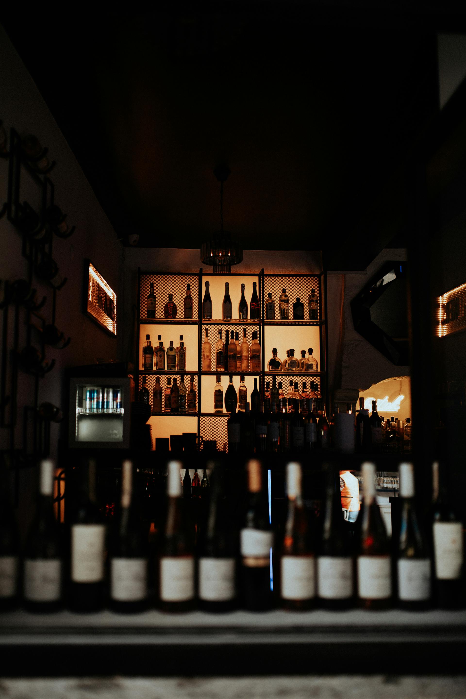 Comptoir éclairé à la lueur des bougies