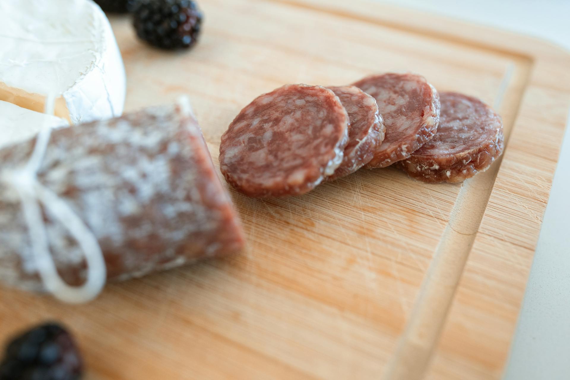 Planche de charcuterie sur planche bois