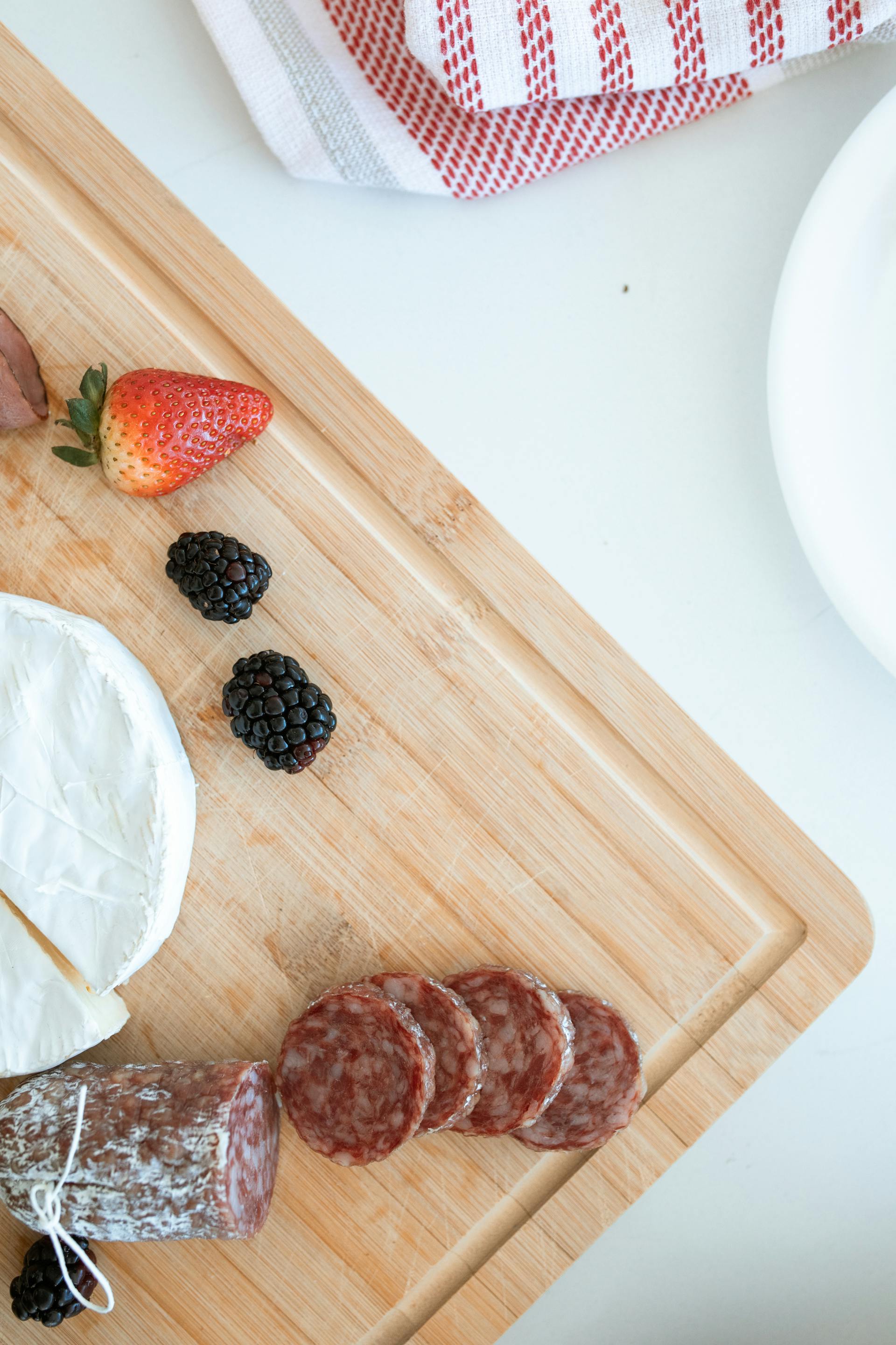 Planche mixte avec pain rustique