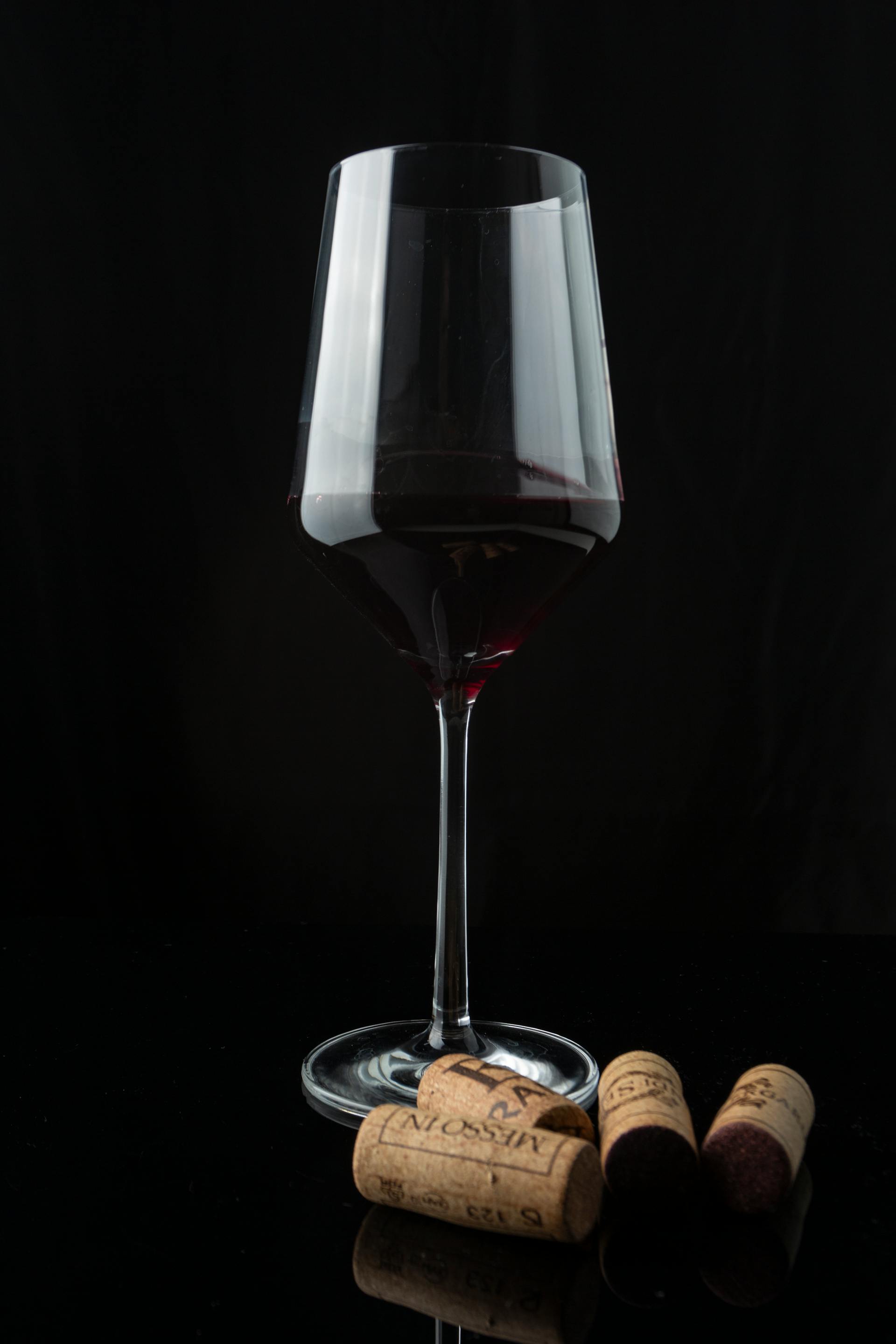 Verre de vin rouge sur fond sombre